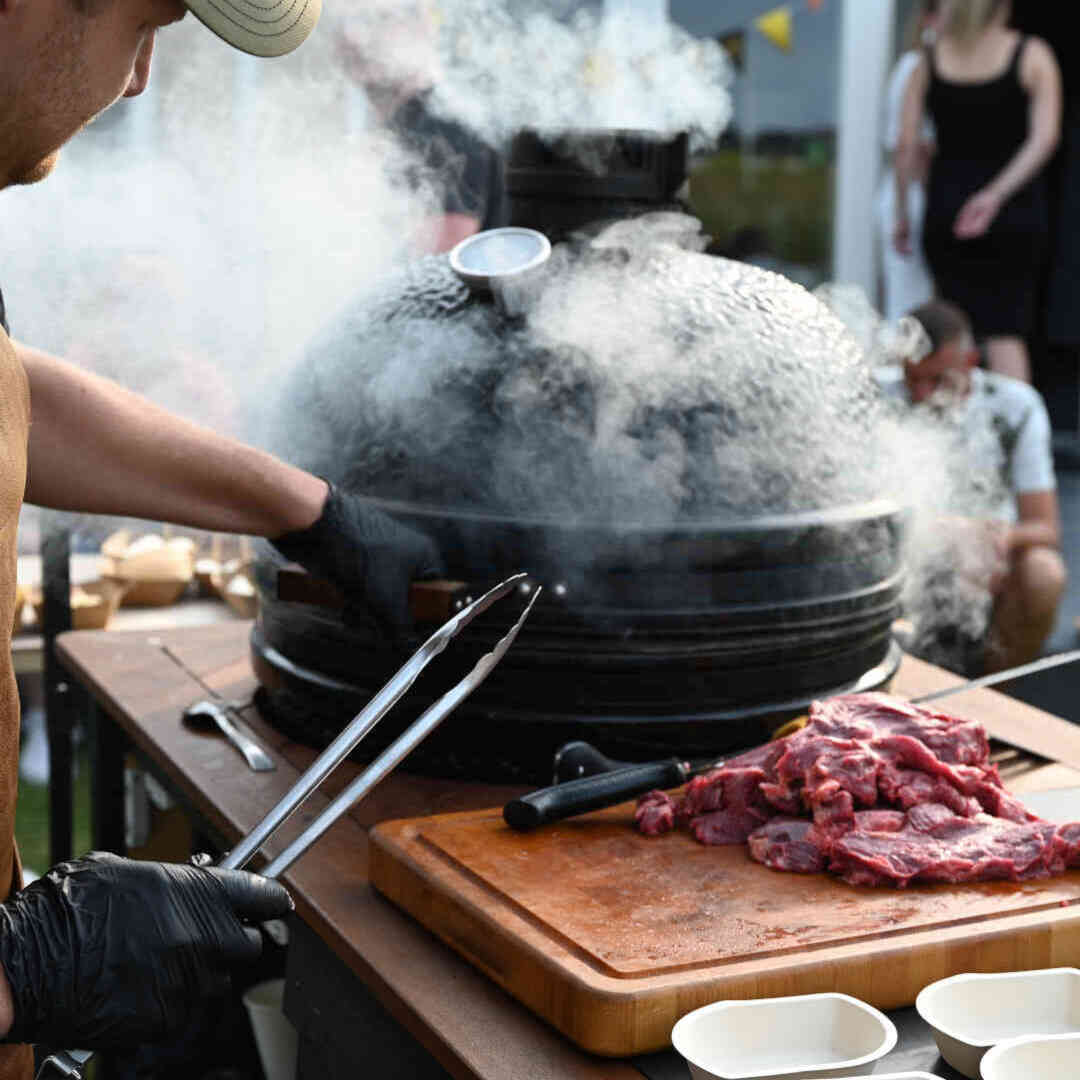 Een rokende kamado